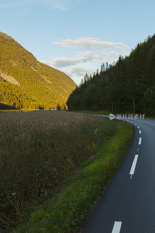 Selsvannet, Gudbrandsdalen，夕阳下宁静的湖泊。